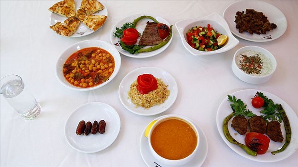 Yanlış beslenme sebep oluyor! İftar sofrasında yapılan bu hata sağlığı etkiliyor