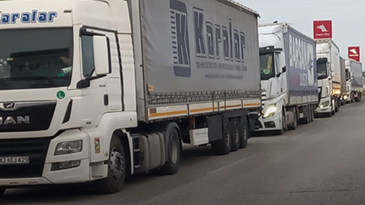 Yanlış SMS 10 kilometre kuyruğa neden oldu: 35 saattir bekliyoruz!