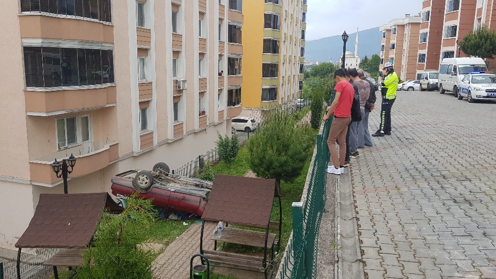 Yanlış vitese takınca site bahçesine devrildi 