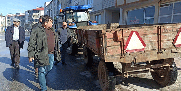 Yanlışlıkla aldığı traktör römorkunu geri getirdi