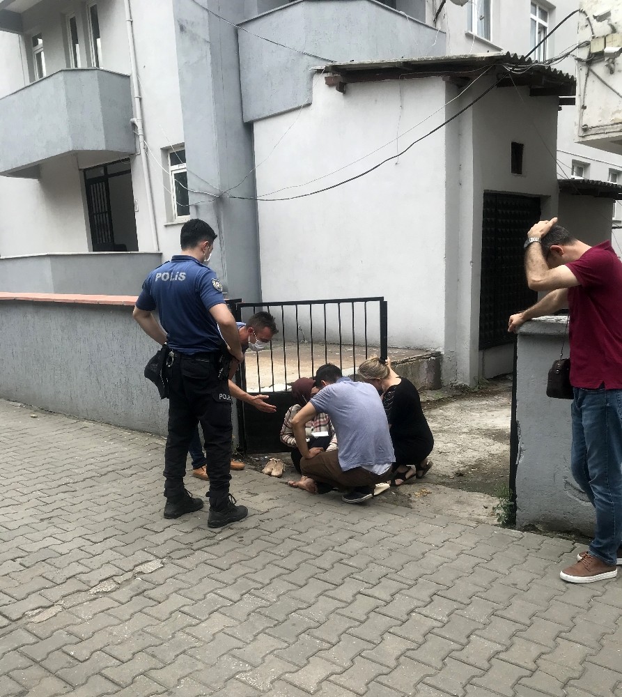 Yanlışlıkla eşinin ayağını ezdi 