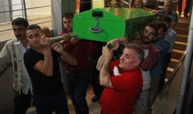 Yanlışlıkla kendini vurdu!