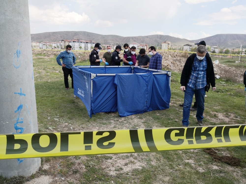 Yanmış olarak bulunan genç, 10 liralık benzinle kendini yakmış 