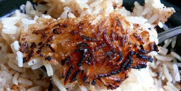 Yanmış pilavı çöpe atmayın