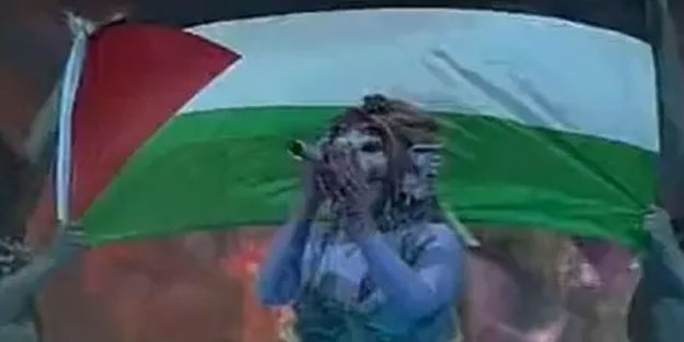 Yapamayanlar utansın! ABD'li yıldız Melanie Martinez konserinde Filistin bayrağı açtı!