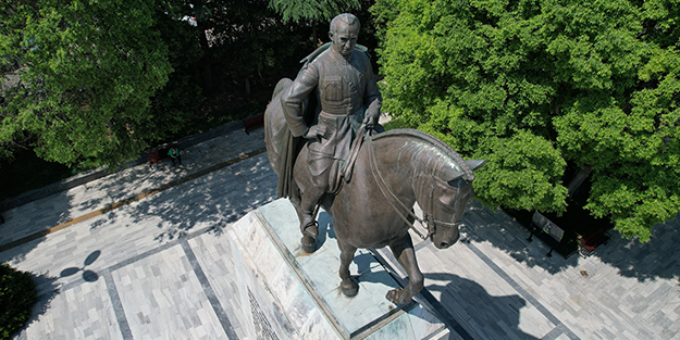 Yaparsa Kenan Evren ve CHP yapar! Caminin üzerine İsmet İnönü heykeli!