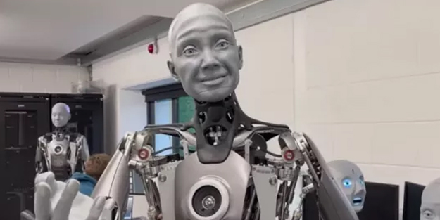  Yapay zeka ile üretilen ilk insansı robot pilotu altüst edecek: Bu sefer de PIBOT ile tanışın!