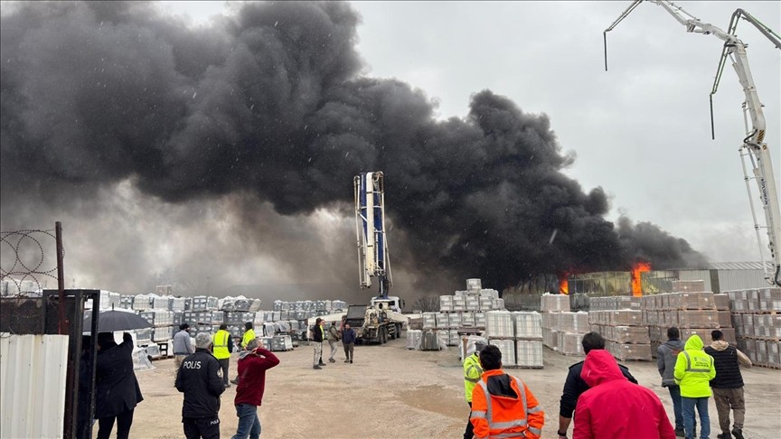 Yapı malzemeleri deposunda büyük yangın!