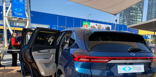 Yapılamaz denilen Milli otomobil Togg'u vatandaş bağrına bastı! Büyük ilgi...