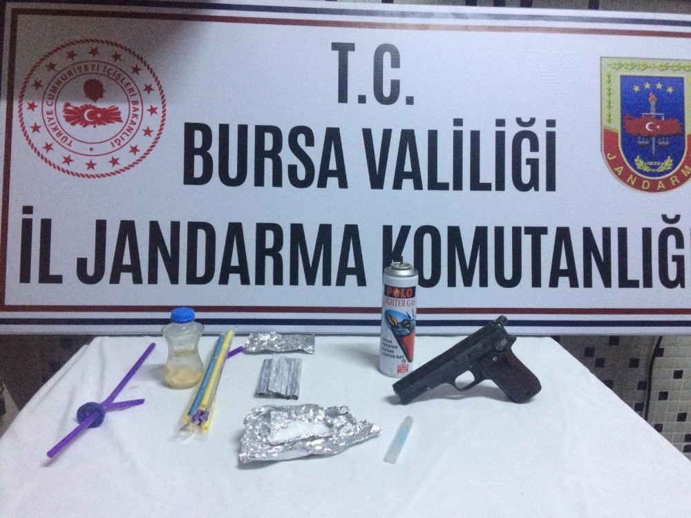 Yapılan aramada uyuşturucu madde ve ruhsatsız silah çıktı 2 kişi gözaltına alındı 