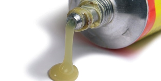 Yapıştırıcılar kendi kaplarına neden yapışmaz?