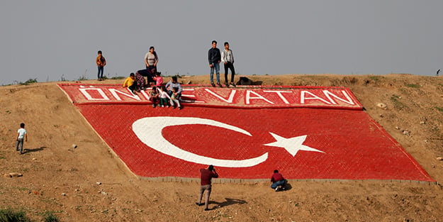 Yaptığı bayrak ilgi odağı oldu