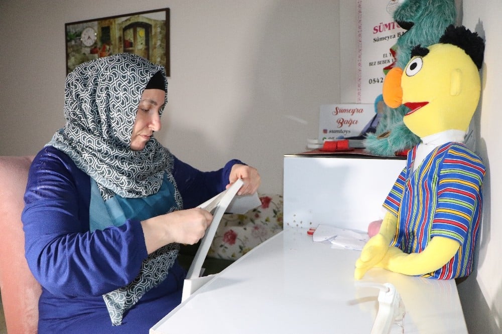 Yaptığı kuklalar çocukları okula bağlıyor 