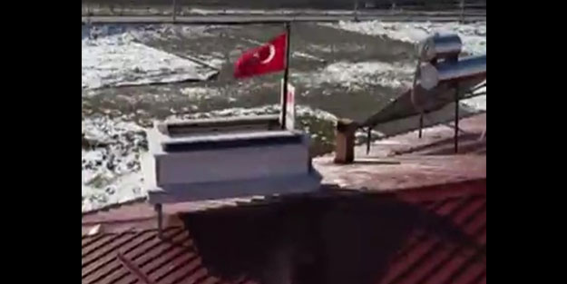 Yaptığı mezarı çatıya dikti! 