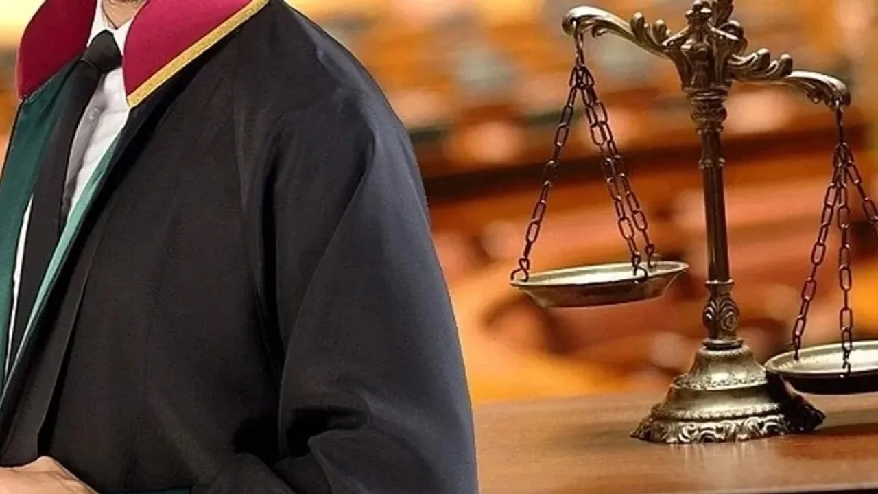 Yaptığı sahtekârlık pes dedirtti. Müvekkiline bile pabucu ters giydiren avukat