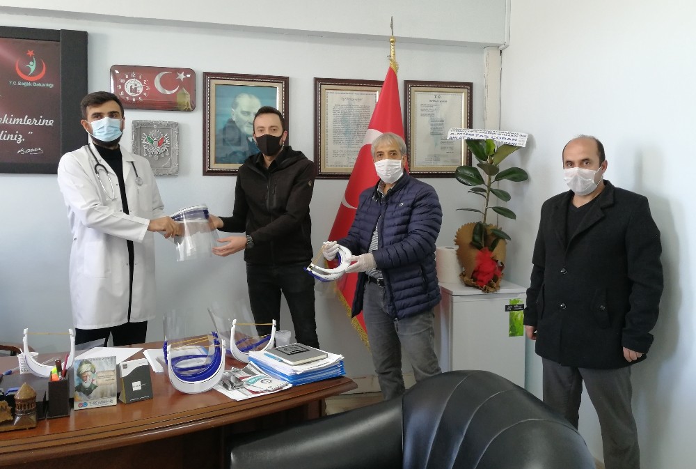 Yaptığı siperlik maskeleri sağlık personellerine hediye etti 