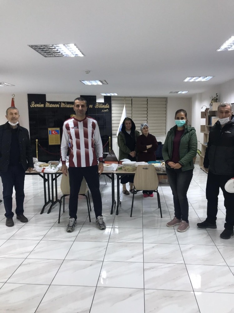 Yaptıkları yiyecekler ve yazdıkları duygusal mesajlar ile sağlık çalışanlarına moral verdiler 