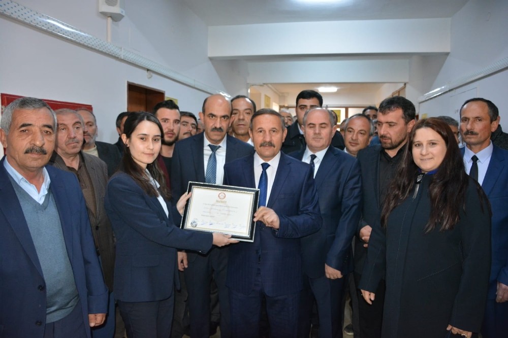 Yaptırmış, mazbatasını alarak göreve başladı 