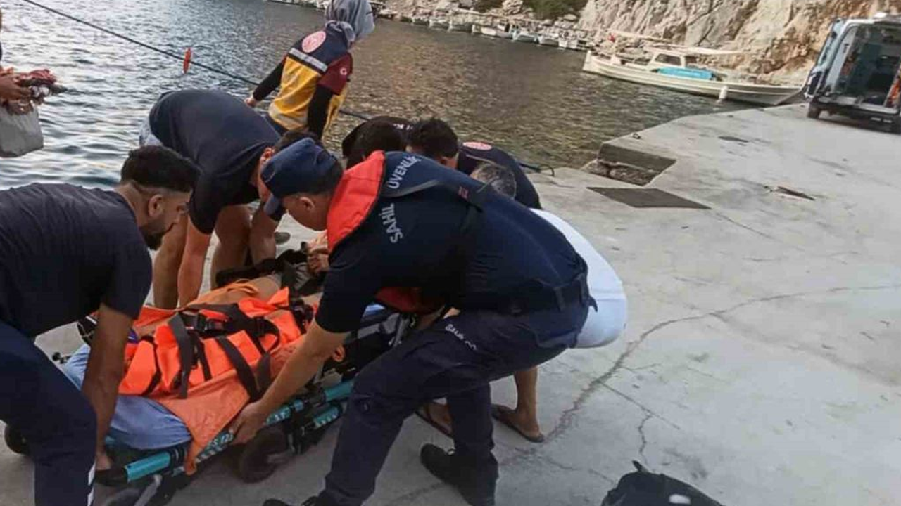 Yaralanan vatandaşı Sahil Güvenlik ekipleri botla denizden tahliye etti