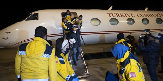 Yaralı 4 depremzede Ankara'ya getirildi