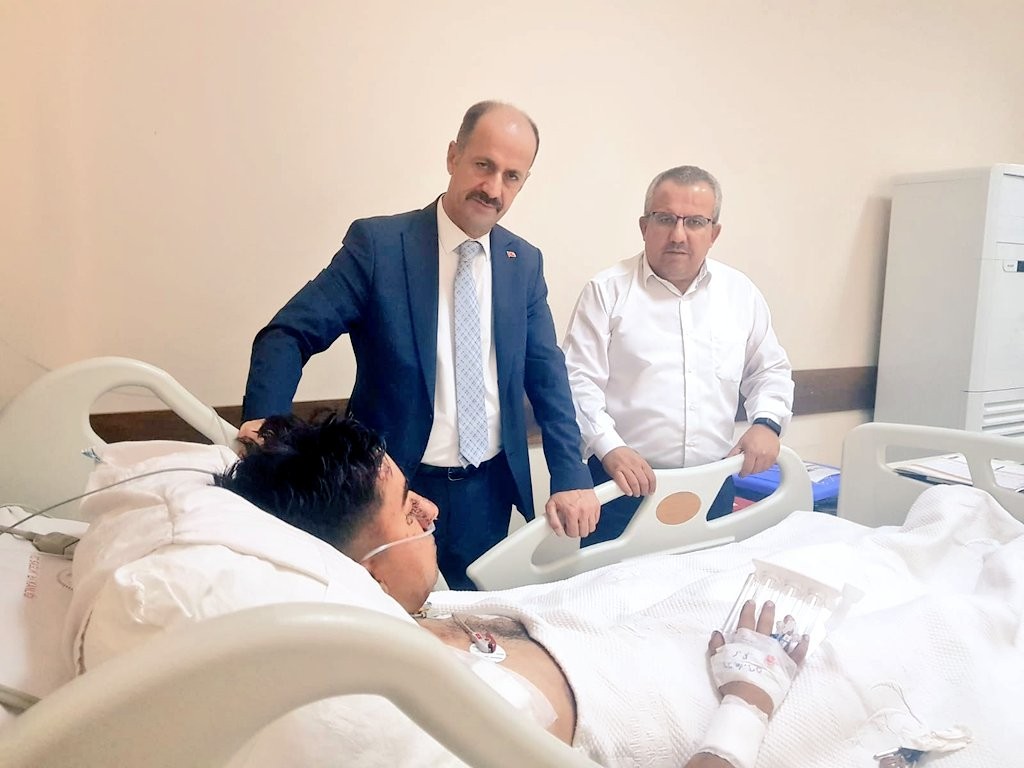 Yaralı Askere hastanede ziyaret