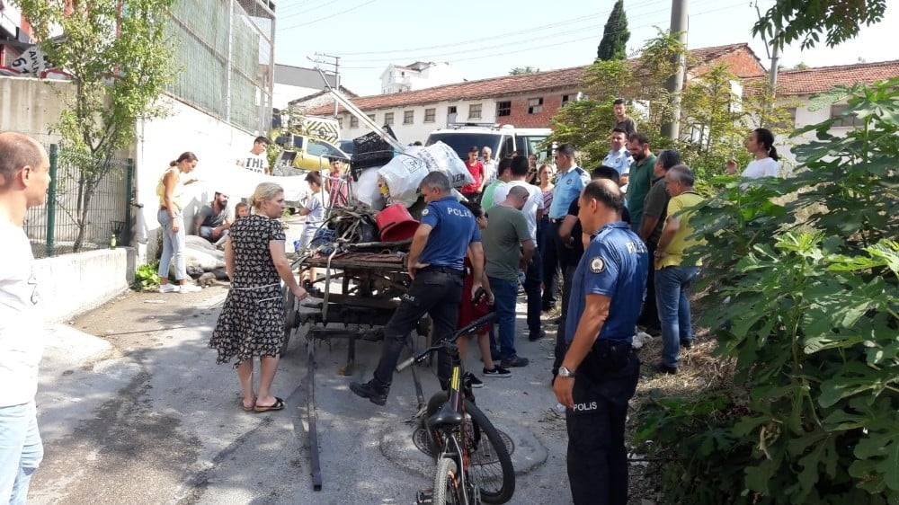 Yaralı atı sahibinin elinden izne gelen JÖH personeli kurtardı 