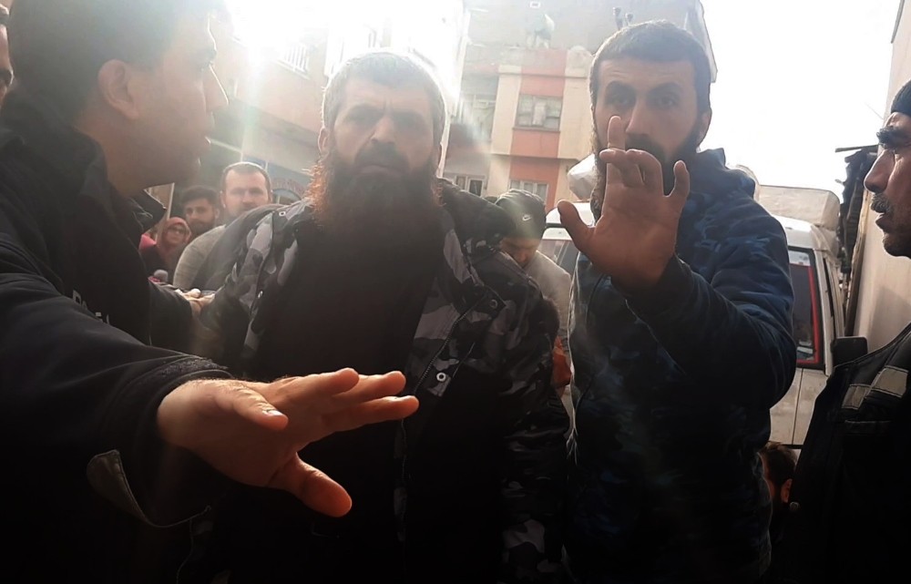 Yaralı yakınları gazetecilere saldırdı 