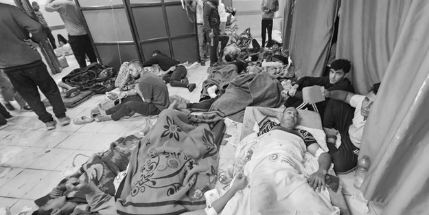 Yaralılar ameliyathanelerin önünde yerde yatıyor!