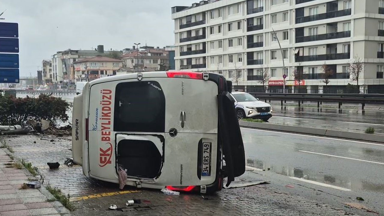Yaralılar camdan çıkarıldı! Büyükçekmece’de yolcu minibüsü devrildi