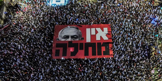 Yaralılar var! Tel Aviv'de bir araç eylemcilerin arasına daldı