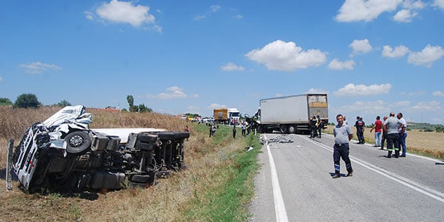 Yaralılar var! TIR'la kamyon kafa kafaya çarpıştı, yol trafiğe kapandı
