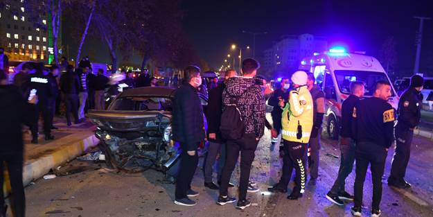 Yaralılara yardım için koştu, başka bir aracın altında kaldı