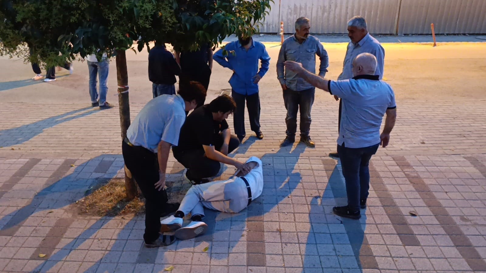 Yaralıya ulaşmak için hastane duvarından atladı