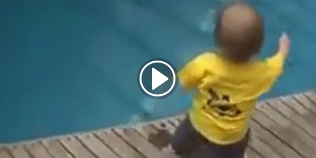 Yaramaz bebek havuza düşünce bakın ne yaptı!