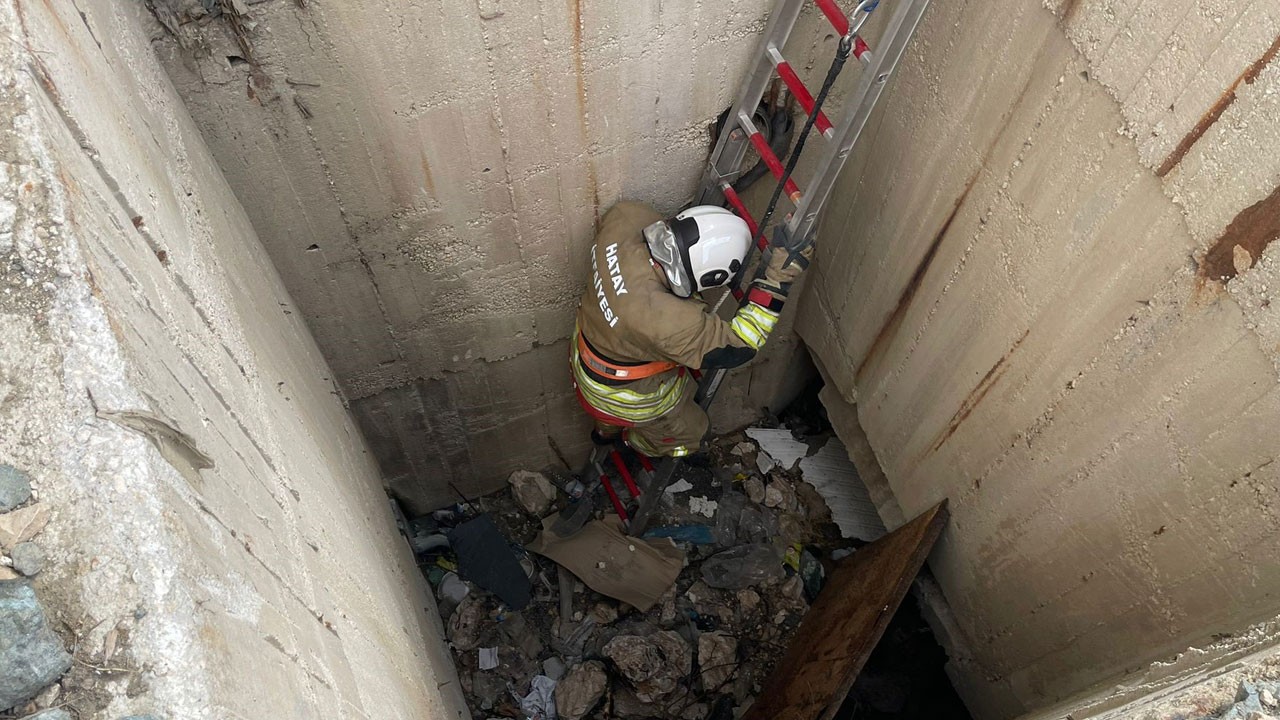 Yaramaz kedi düştüğü kuyudan böyle kurtarıldı