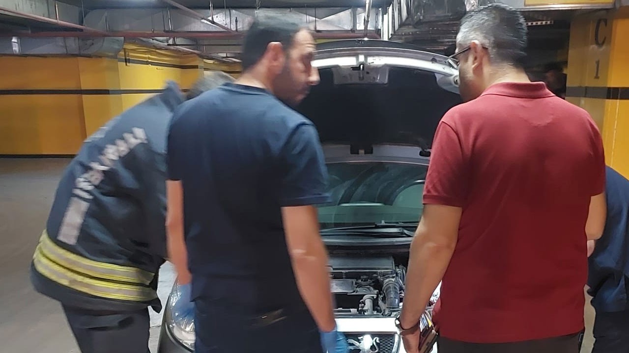 Yaramaz kedi sıkıştığı yerden 4 saatte kurtarıldı