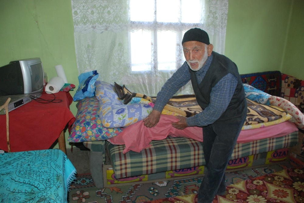 Yardım bahanesiyle eve girdiler, yaşlı adamın 17 bin lirasını çaldılar 
