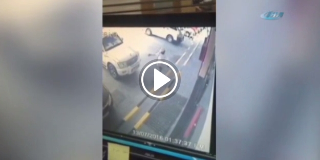 Yardım edeyim derken aracın altında kaldı