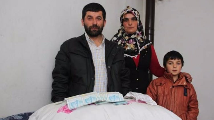 Yardım için verilen yastıktan para çıktı