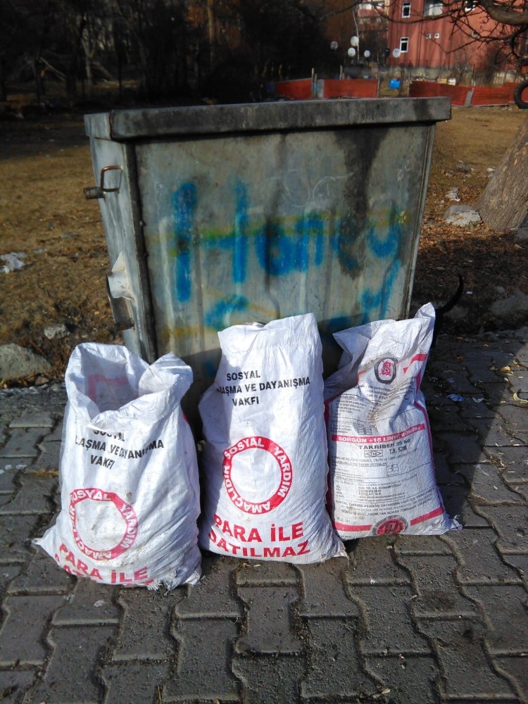Yardım kömürlerini çöpe atıldı 