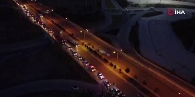 Yardım konvoyu Türkiye'ye geldi! Aracından inip secdeye kapandı