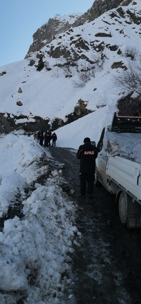 Yardım konvoyuna çığ engeli 