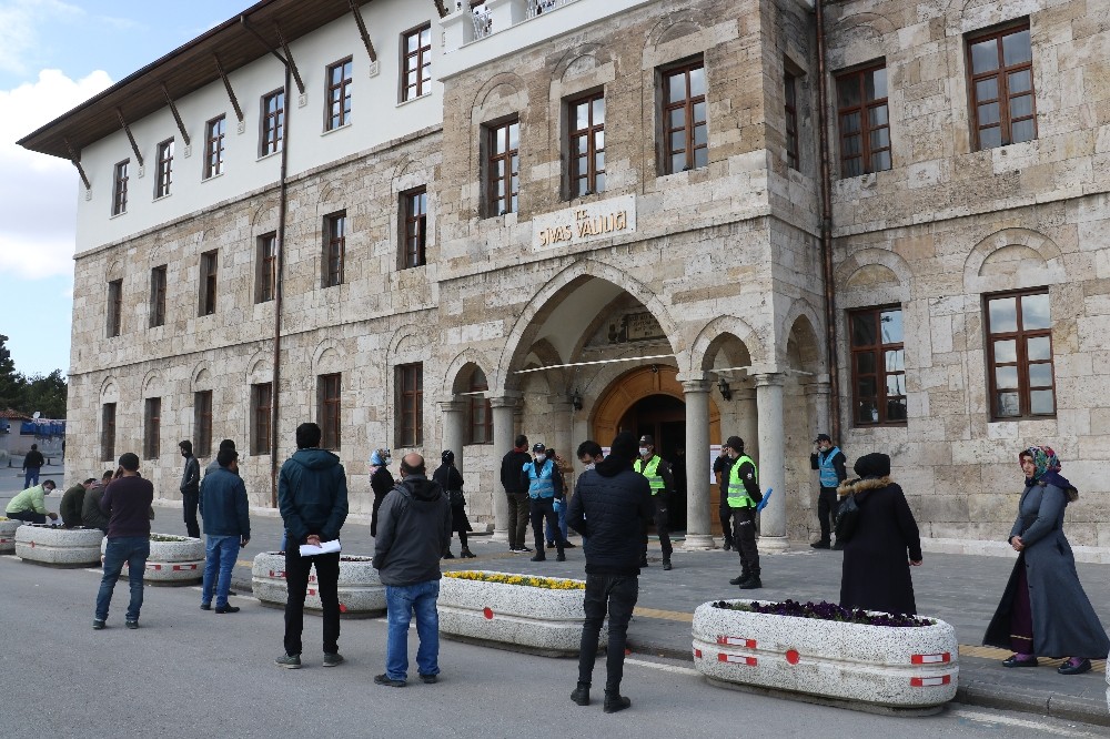 Yardım kuyruğu sandılar, izin kuyruğu çıktı 