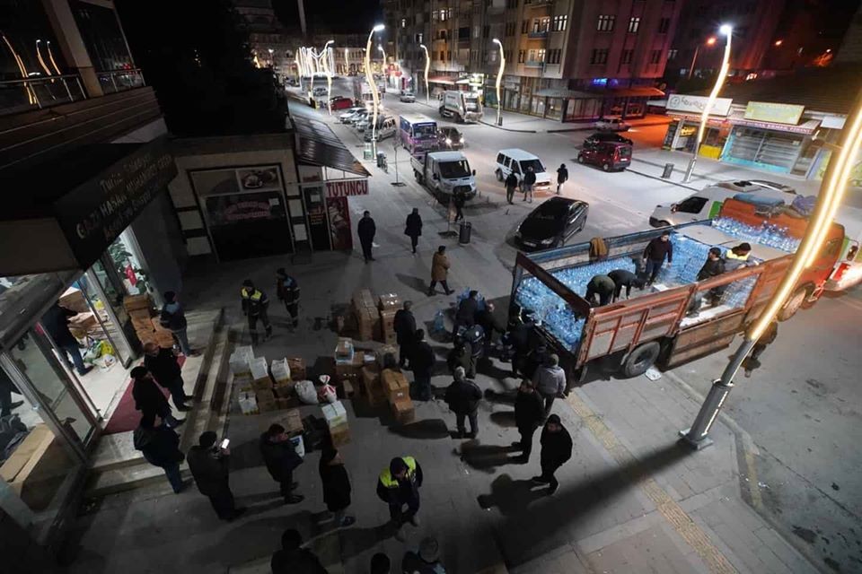 Yardım malzemeleri gece yola çıktı 