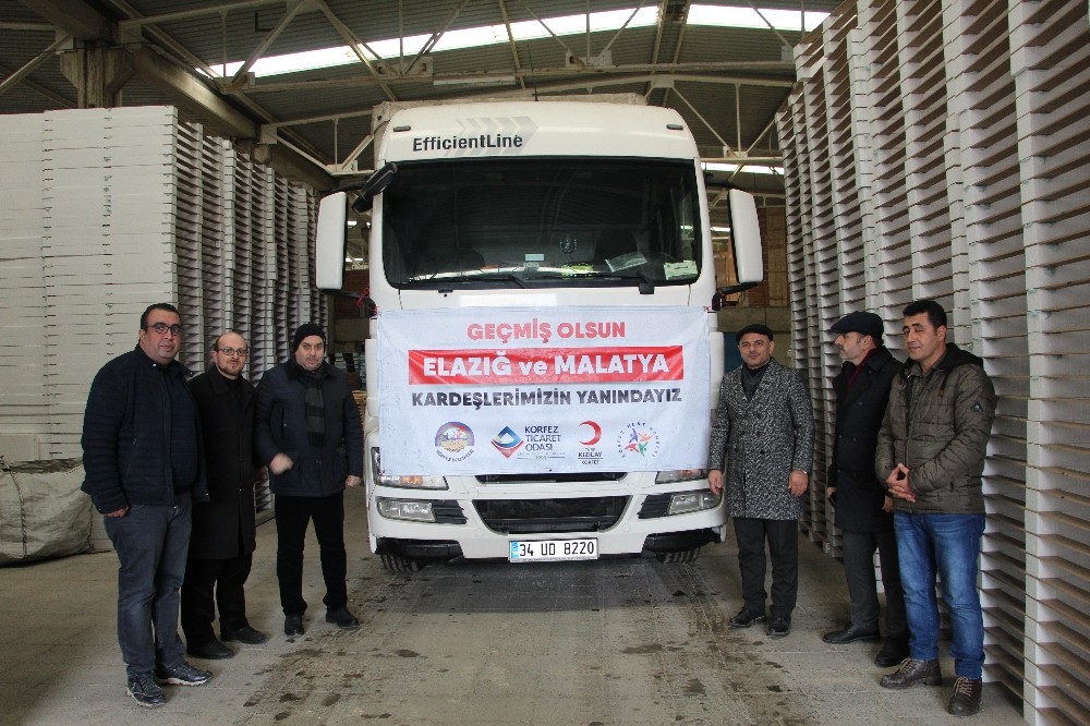 Yardım malzemeleriyle Elazığ’a giden belediye başkanı, vatandaşların acılarına ortak oldu 