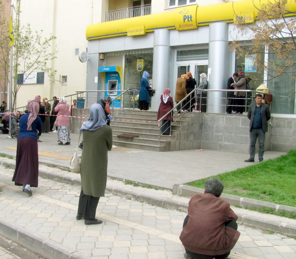Yardım paraları ihtiyaç sahiplerinin evlerine götürülüyor 