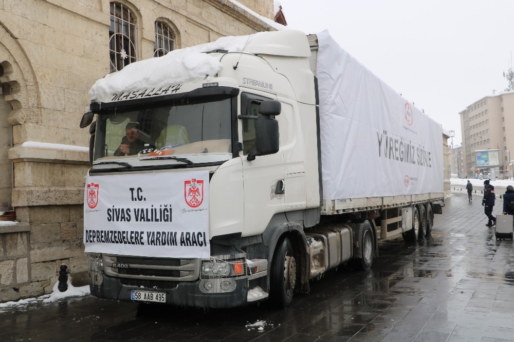Yardım tırları Elazığ ve Malatya için Sivas’tan yola çıktı 