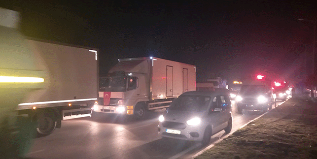 Yardım tırları kilometrelerce kuyruk oluşturdu