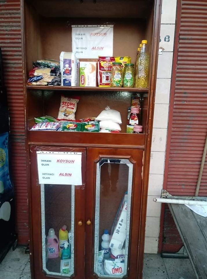 Yardıma muhtaç aileler için erzak dolabı kuruldu 