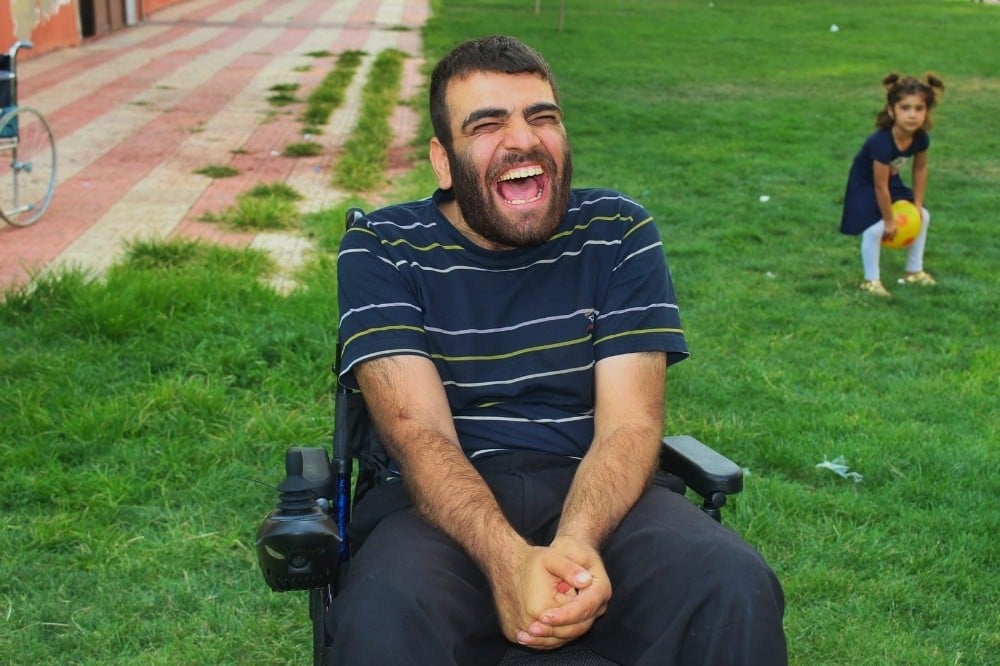 Yardımlarıyla engelli gencin yüzünü güldürdüler 
